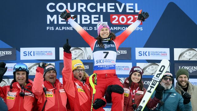 La médaillée d'argent Wendy Holdener pose avec les membres de l'équipe suisse de ski à Courchevel-Méribel. [Jean-Christophe Bott - Keystone]