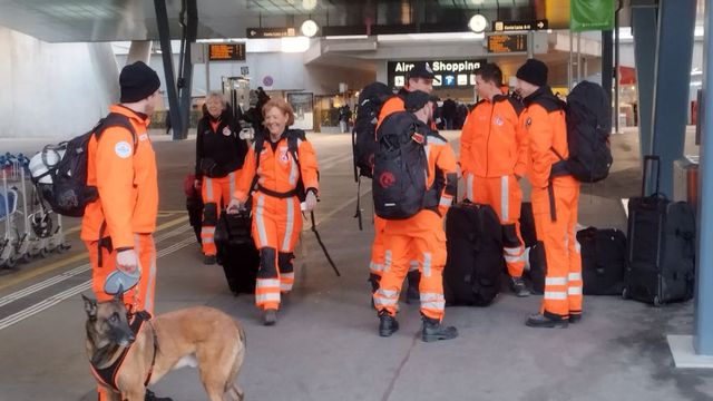 La Suisse envoie 84 secouristes sur les lieux du séisme en Turquie, ici avant leur départ de l'aéroport de Zurich. [Julien Guillaume - RTS]