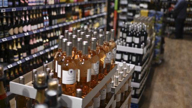 Addiction Suisse veut interdire la vente d’alcool en magasin dès la nuit tombée (image d'illustration). [Christophe Simon - Keystone]
