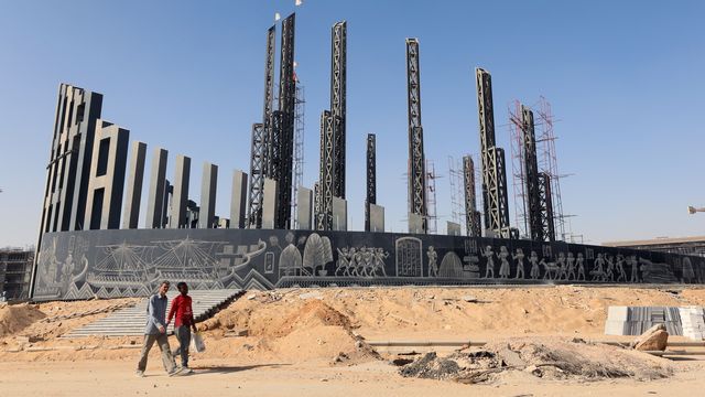 Des ouvriers sur un chantier de construction de la nouvelle capitale administrative (NAC) égyptienne, à quelque 45 kilomètres à l'est du Caire, en Égypte, le 12 septembre 2022. [Khaled Elfiqi / EPA - Keystone]