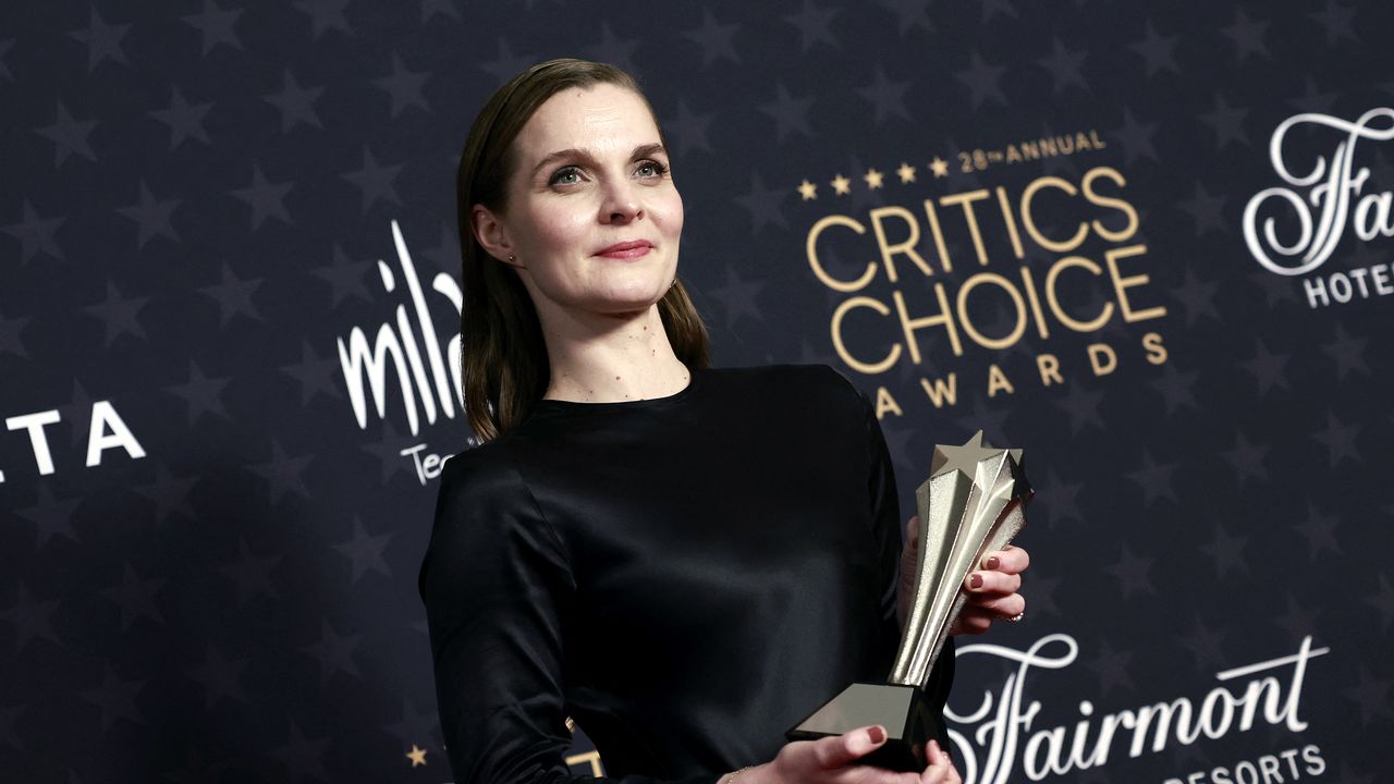 La compositrice islandaise Hildur Gudnadottir, récompensée pour la musique du film "Tar" lors des Critics' Choice Movie Awards à Los Angeles en janvier 2023. [AFP]