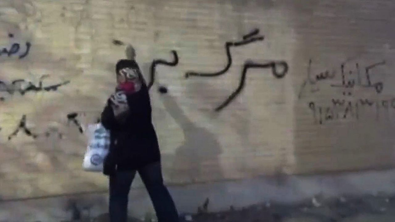 Des vidéos partagées montrent notamment des contestataires taguant les murs. [Twitter]