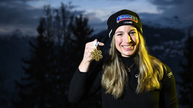 Jasmine Flury a posé avec sa médaille d'or en amont des courses de Crans-Montana. [Jean-Christophe Bott - Keystone]