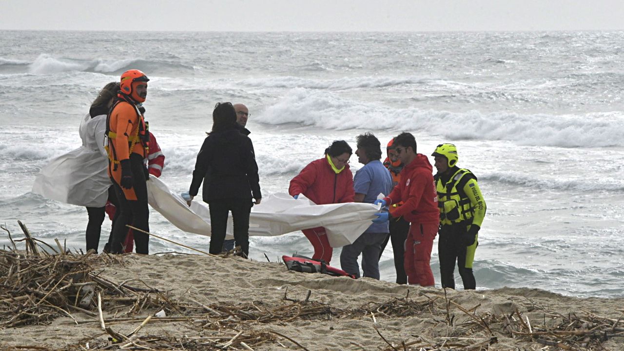 Des pompiers italiens et du personnel de la Croix-Rouge sur le site du naufrage de l'embarcation transportant des migrants, dont au moins 40 ont perdu la vie. [Giuseppe Pipita - EPA/Keystone]