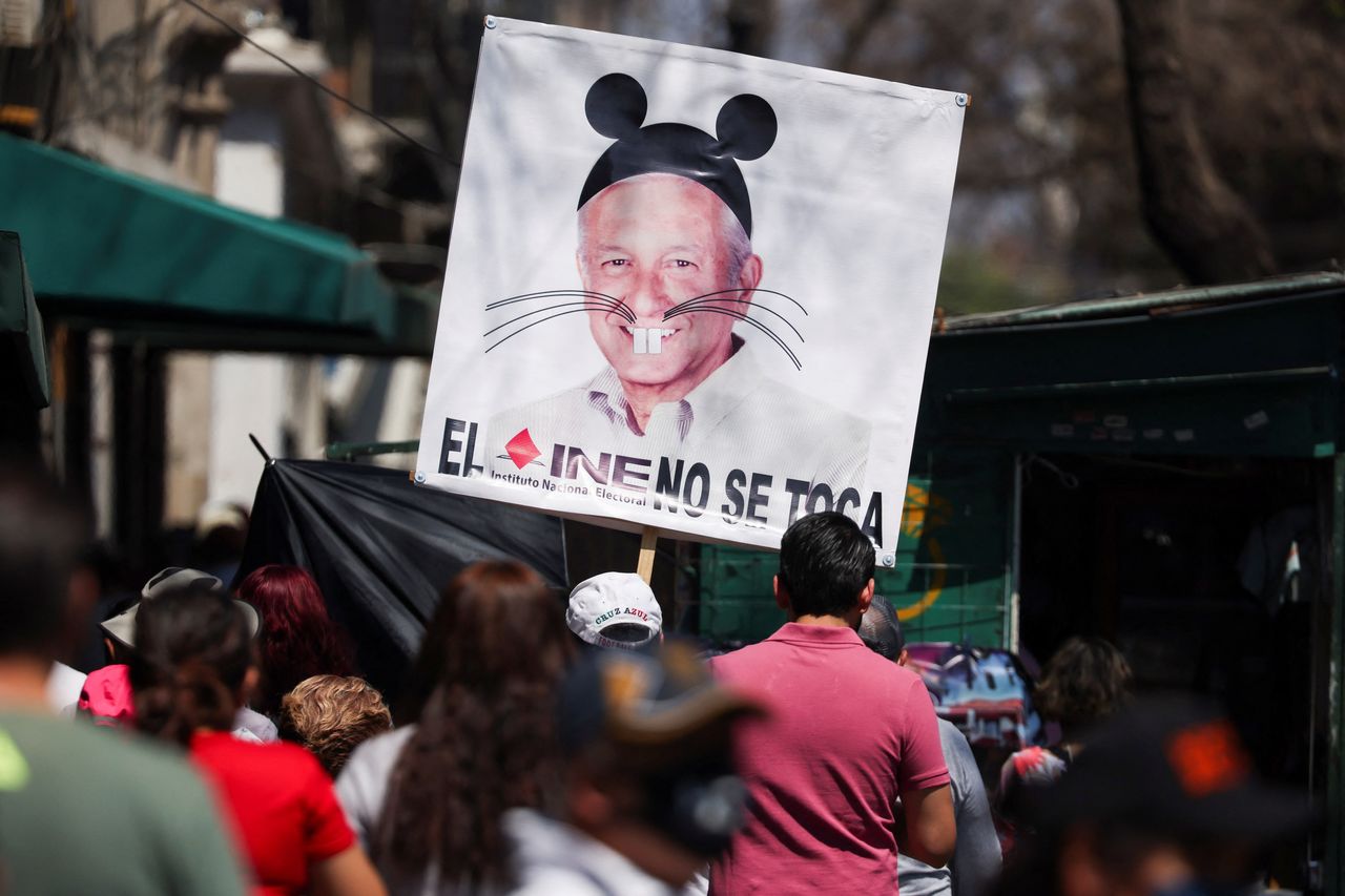 Derrière la défense de l'INE, c'est le président Andrés Manuel López Obrador qui est dans le viseur des protestataires. [REUTERS - Gustavo Graf]
