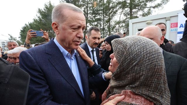Recep Tayyip Erdogan a rendu visite au sinistrés d'Adiyaman, 27.02.2023. [Turkish Presidency/Anadolu Agency/AFP]