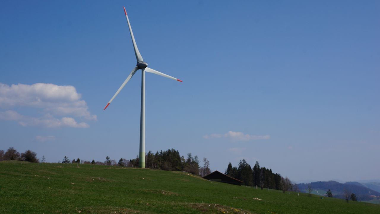 La production d'énergie éolienne atteint des records en Suisse (image d'illustration). [Gaël Klein - RTS]