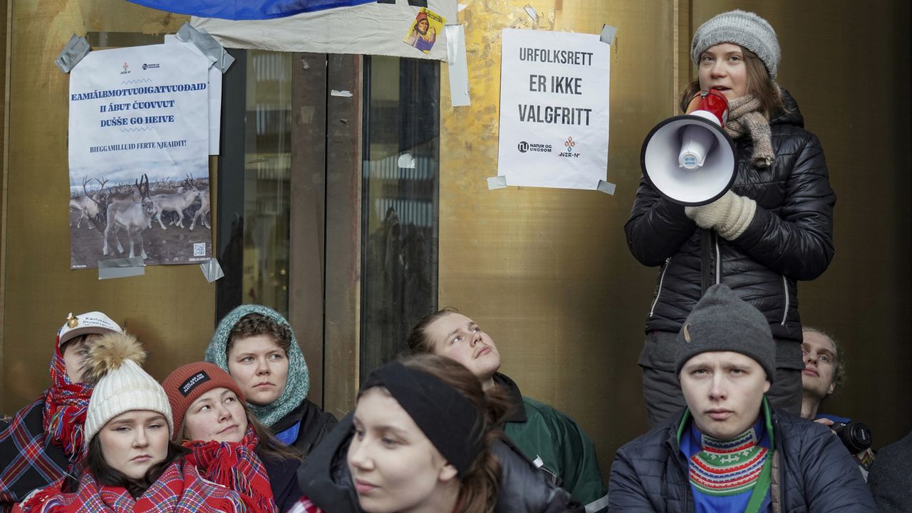 Greta Thunberg se joint aux militants samis qui bloquent les entrées du ministère du Pétrole et de l'Énergie à Oslo, en Norvège, lundi 27 février 2023.  [Ole Berg-Rusten / NTB Scanpix / AP Photo - Keystone]