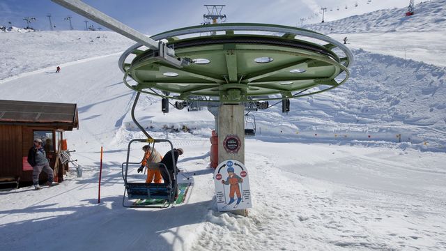 Enquête ouverte sur l’offre d’abonnements de ski à prix préférentiel pour les élus valaisans. [Gaëtan Bally - Keystone]
