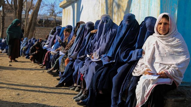 La Suisse reste engagée sur le plan humanitaire en Afghanistan malgré l'interdiction faite aux femmes de travailler dans des ONG. [EPA - Keystone]