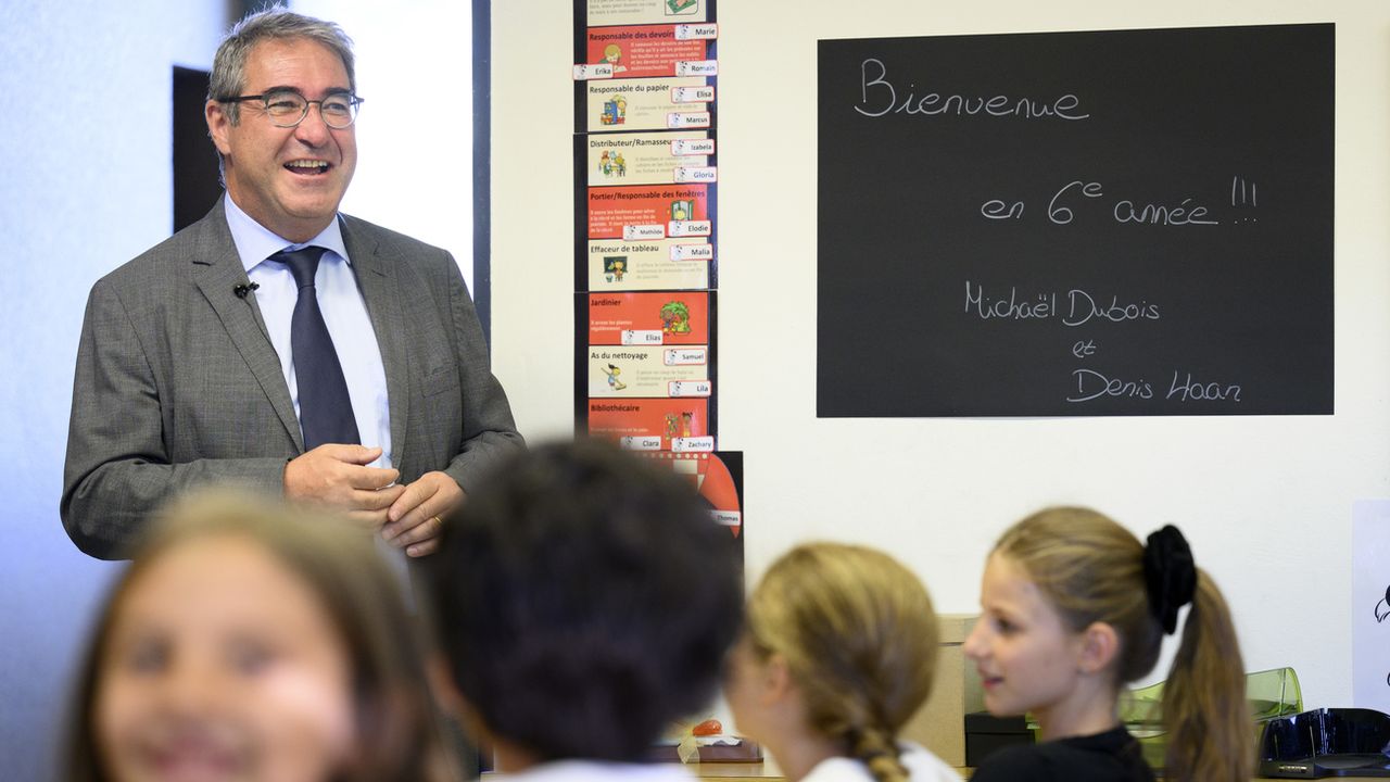 Frédéric Borloz parle à des élèves de 6P le jour de la rentrée scolaire des écoliers vaudois le lundi 22 août 2022 à Lausanne. [Laurent Gillieron - Keystone]