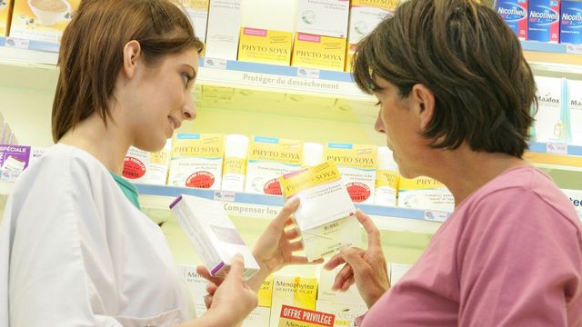 Des traitements contre la ménopause présentés dans une pharmacie. [Chassenet/BSIP - AFP]