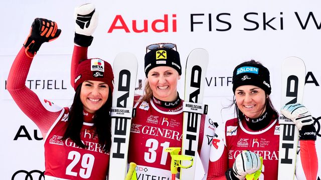 Les skieuses autrichiennes Stephanie Venier, Nina Ortlieb et Franziska Gritsch posent sur le podium de la victoire au Super G dames à Kvitfjell en Norvège. [Geir Olsen - Keystone/EPA]