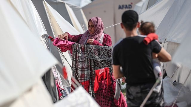 Une réfugiée dans un camp de fortune créé après les violents séismes qui ont frappé la Turquie et la Syrie, le 24 février 2023. [Erdem Sahin - Keystone/EPA]