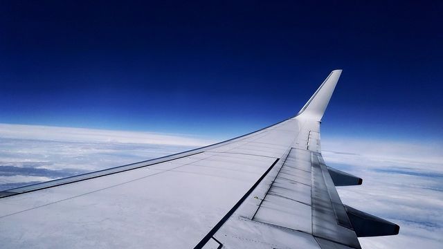 Couche d'ozone stratosphérique vue depuis un avion de ligne [Gerald Waldo Luis - Wikipedia]