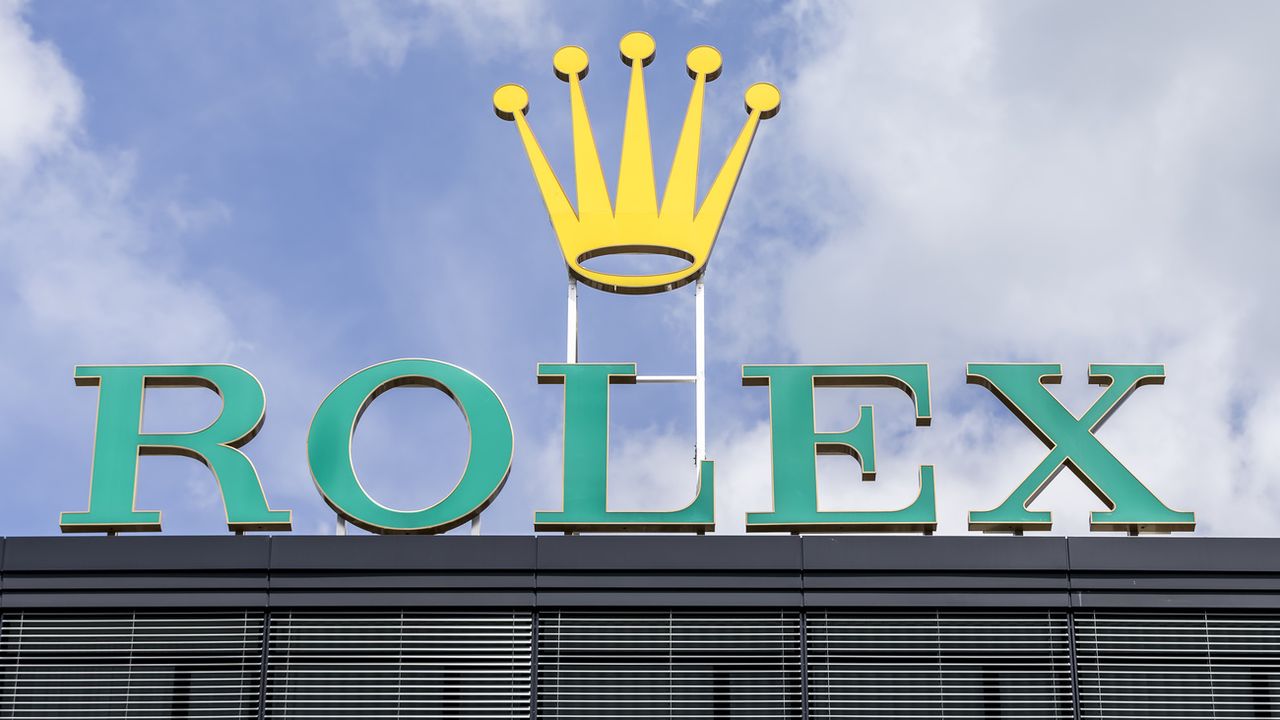 Le logo de l'entreprise horlogère Rolex sur son usine de Bienne, dans le canton de Berne. [Thomas Hodel - Keystone]