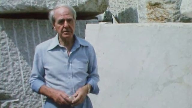 Le sculpteur Henry Moore dans une carrière de marbre de Carrare. [RTS]