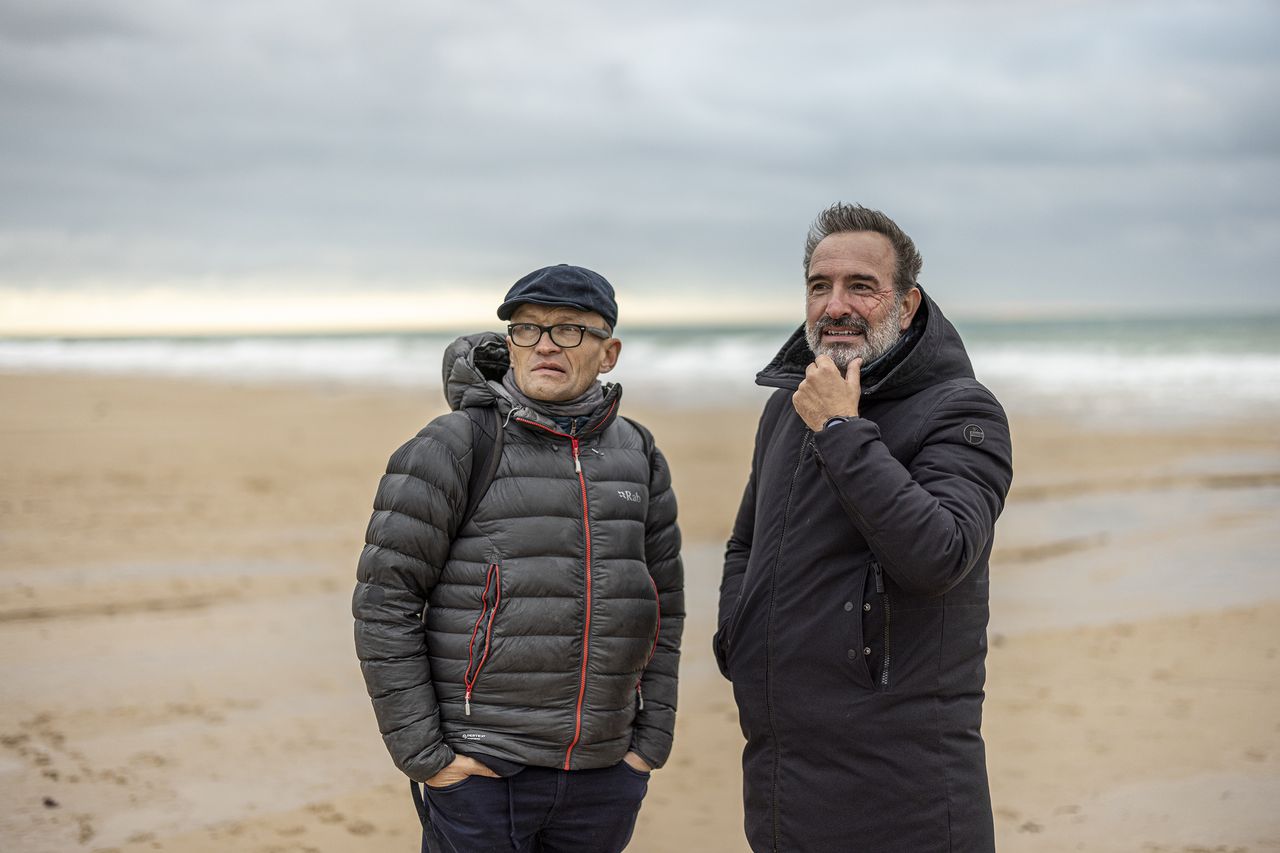 L'écrivain Sylvain Tesson et l'acteur Jean Dujardin sur le tournage de "Sur les chemins noirs", de Denis Imbert. [Thomas Goisque - Radar Films]