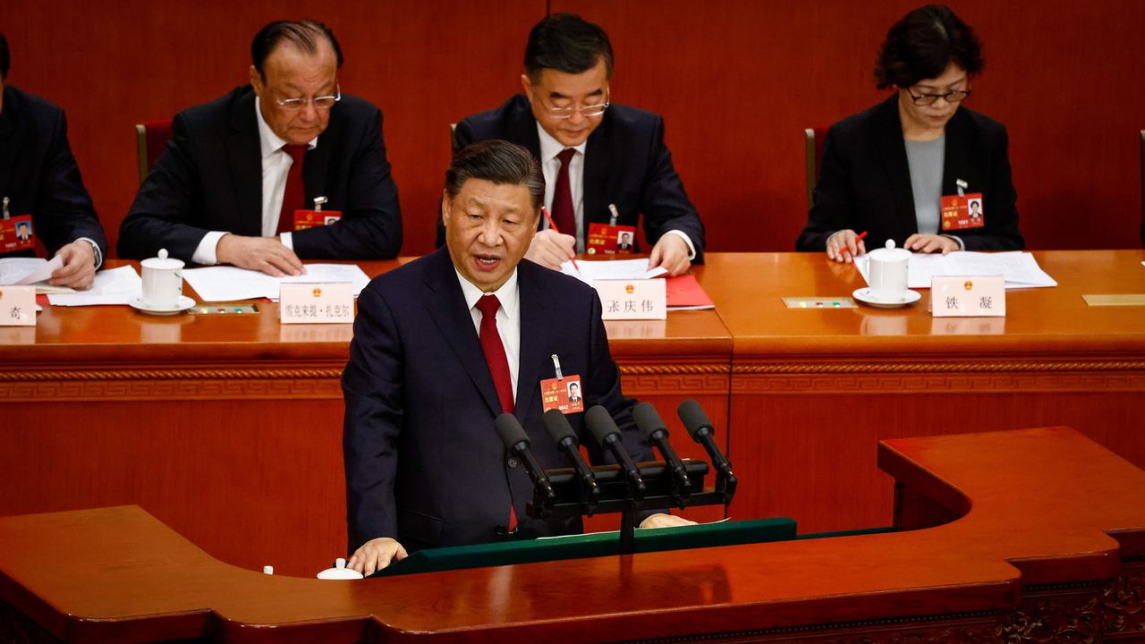 Le président chinois Xi Jinping s'exprime lors de la séance de clôture de l'Assemblée populaire nationale au Grand Hall du Peuple, à Pékin, en Chine, le 13 mars 2023. [Mark R. Cristino / EPA - Keystone]