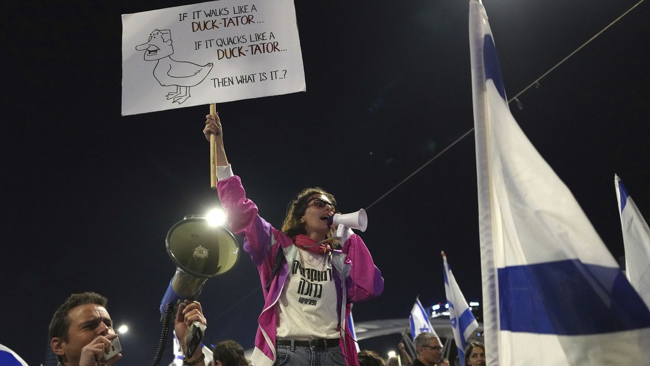 Manifestations géantes en Israël pour la dixième semaine consécutive à Tel Aviv, Jérusalem et Haifa pour dénoncer la réforme judiciaire. [Tsafrir Abayov - AP Photo/keystone]