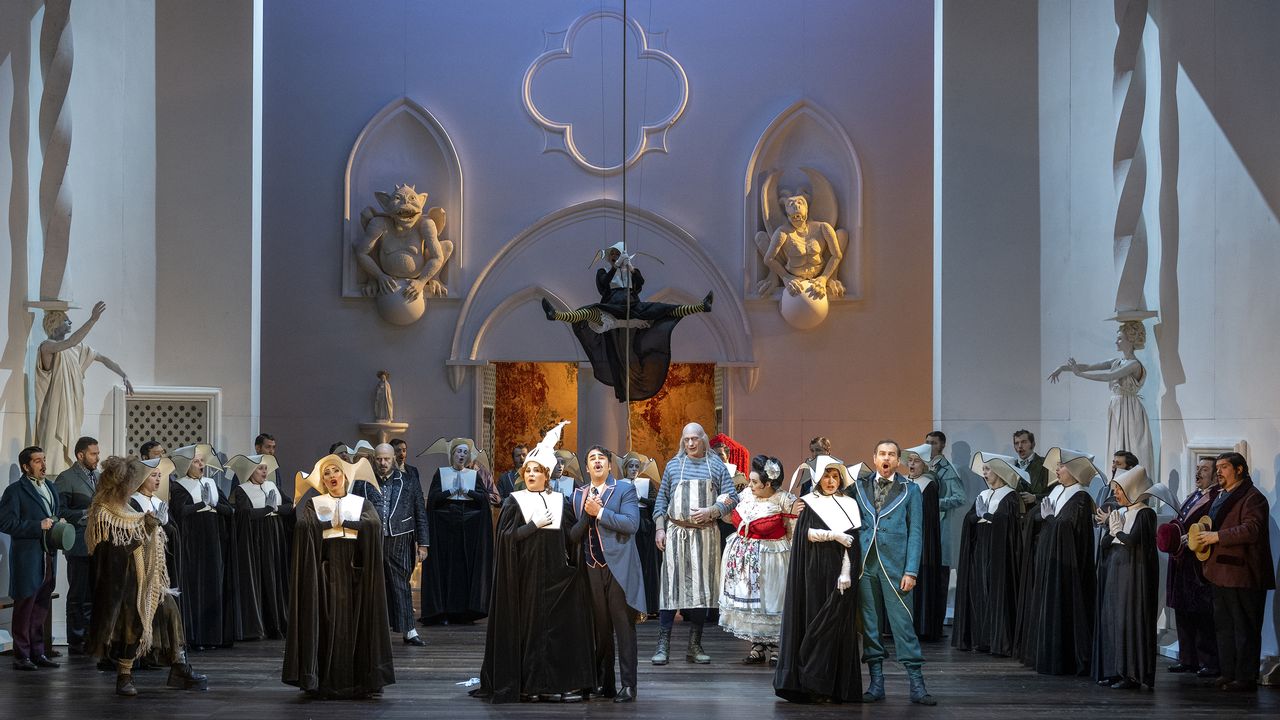 Julia Deit-Ferrand (à gauche) dans le rôle de Brigitte dans "Le domino noir" sur la scène de l'Opéra de Lausanne. [Jean Guy Python - Opéra de Lausanne]