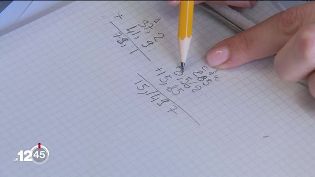 Des cours de rattrapage sont proposés aux adultes pour améliorer leur niveau en math [RTS]