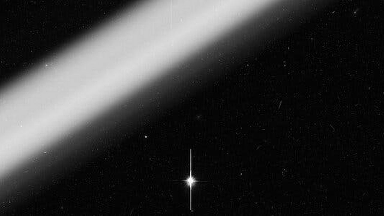 Une traînée floue d'un satellite proche capturée par le télescope spatial Hubble (avec un temps de pause typique de 11 minutes). [Sandor Kruk & al./Nature Astronomy - NASA/ESA]