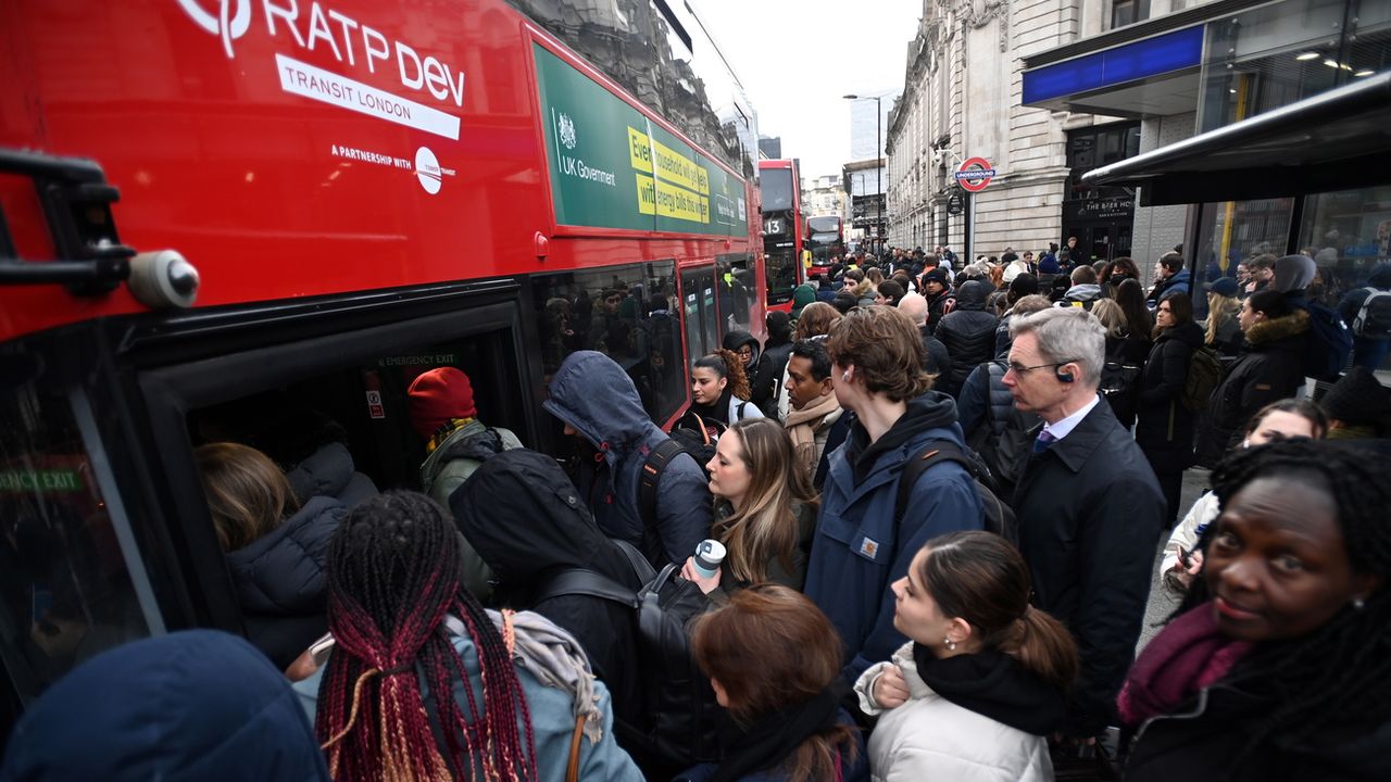 Des centaines de milliers de personnes, enseignants, conducteurs du métro londonien, médecins, fonctionnaires, sont en grève au Royaume-Uni. [Andy Rain - EPA/Keystone]