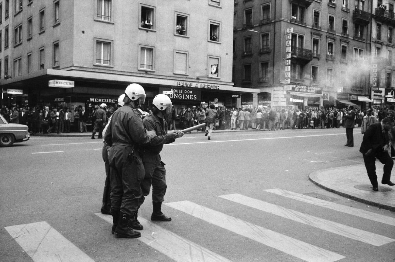Lors d'une manifestation contre la visite du Shah Mohammad Reza Pahlavi en Suisse, la police utilise des gaz lacrymogènes rue du Mont-Blanc à Genève, le 23 juin 1972
