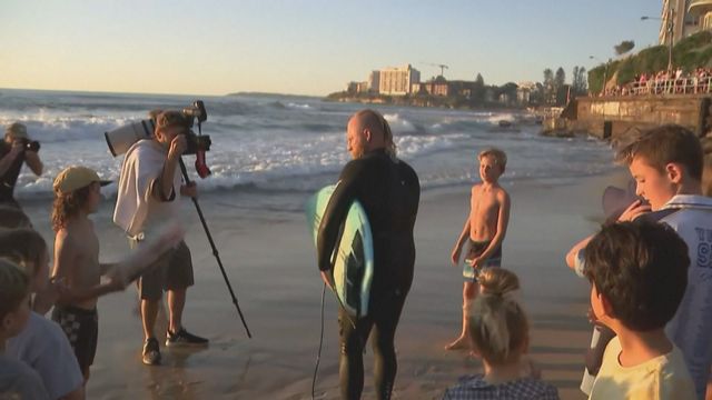L'Australien de 40 ans a battu le record précédent, détenu par un Sud-Africain qui a surfé pendant 30h11. [Capture d'écran - afp]