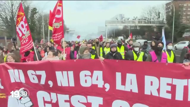 En France, le passage en force du gouvernement sur la réforme des retraites jeudi, a renforcé la contestation. Le bras de fer se durcit avec l’opposition et les syndicats. [RTS]