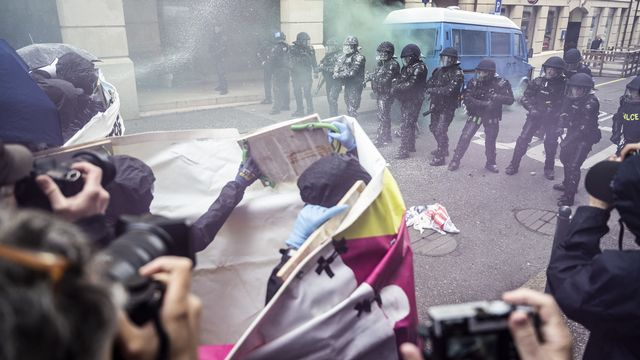 Gaz lacrymogène contre des manifestants opposés à l'UDC à Genève [Martial Trezzini - KEYSTONE]