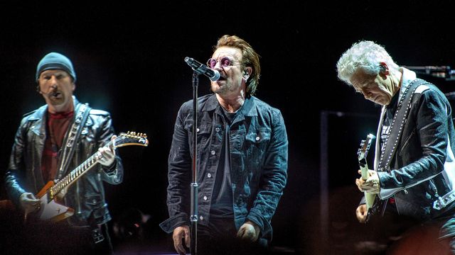 Bono (au centre), chanteur du groupe irlandais U2. Ici en concert à Copenhague en 2018. [Nils Meilvang - Ritzau Scanpix/AFP]