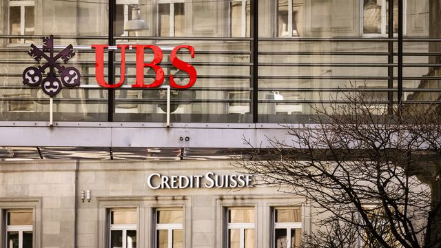 Les logos des banques suisses Credit Suisse et UBS sur deux bâtiments à Zurich, le samedi 18 mars 2023. [Michael Buholzer - Keystone]