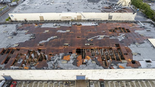 Des images aériennes montrent l'étendue des dégâts, avec des trous dans plusieurs toits et des canalisations tordues et brisées. [Ringo H. W. Chiu - Keystone]