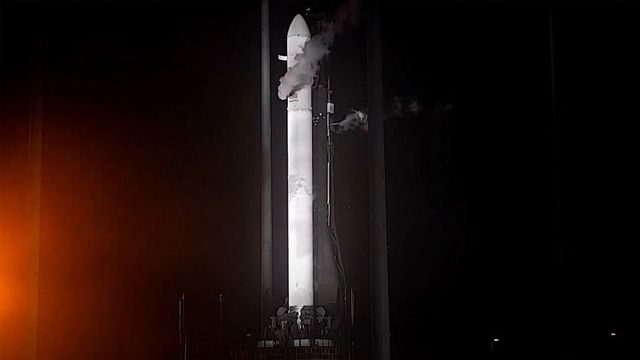Une capture d'écran fournie par Relativity Space montre la première fusée imprimée en 3D, Terran 1, quelques instants avant son décollage du complexe de lancement 16 à Cap Canaveral, en Floride, lors de sa troisième tentative de lancement. [Relativity Space - AFP]