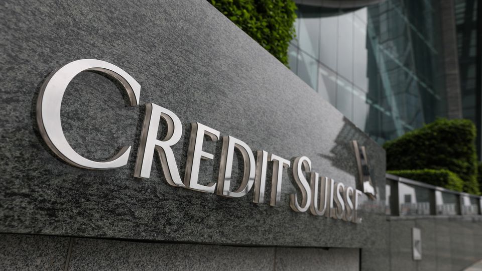Le logo de Credit Suisse sur un bâtiment de Hong Kong. [Jérôme Favre - Keystone]