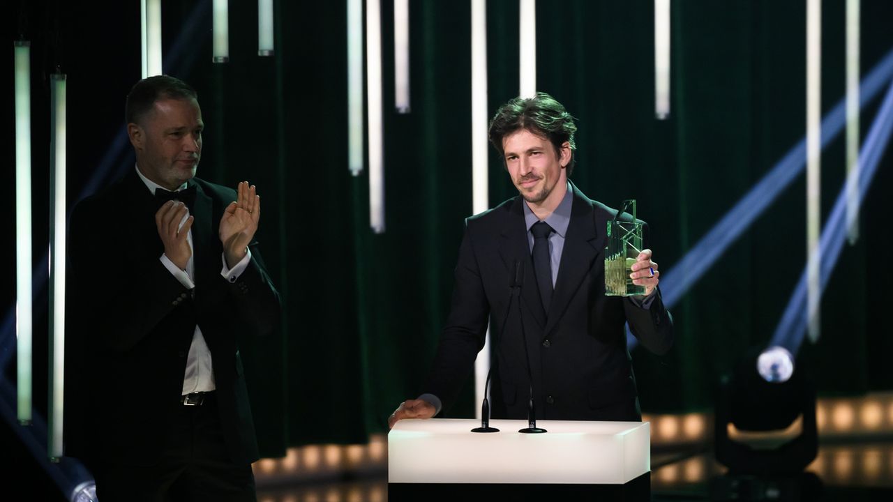 Le réalisateur Michael Koch a remporté le prix du meilleur film de fiction 2023 pour son film "Drii Winter" [Jean-Christophe Bott - KEYSTONE]