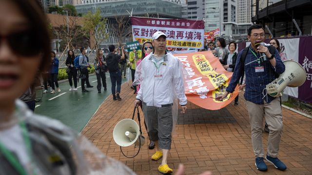 La première manifestation depuis environ deux ans contre une mesure du gouvernement hongkongais s'est déroulée dimanche selon des modalités strictes [Jérôme Favre - Keystone]