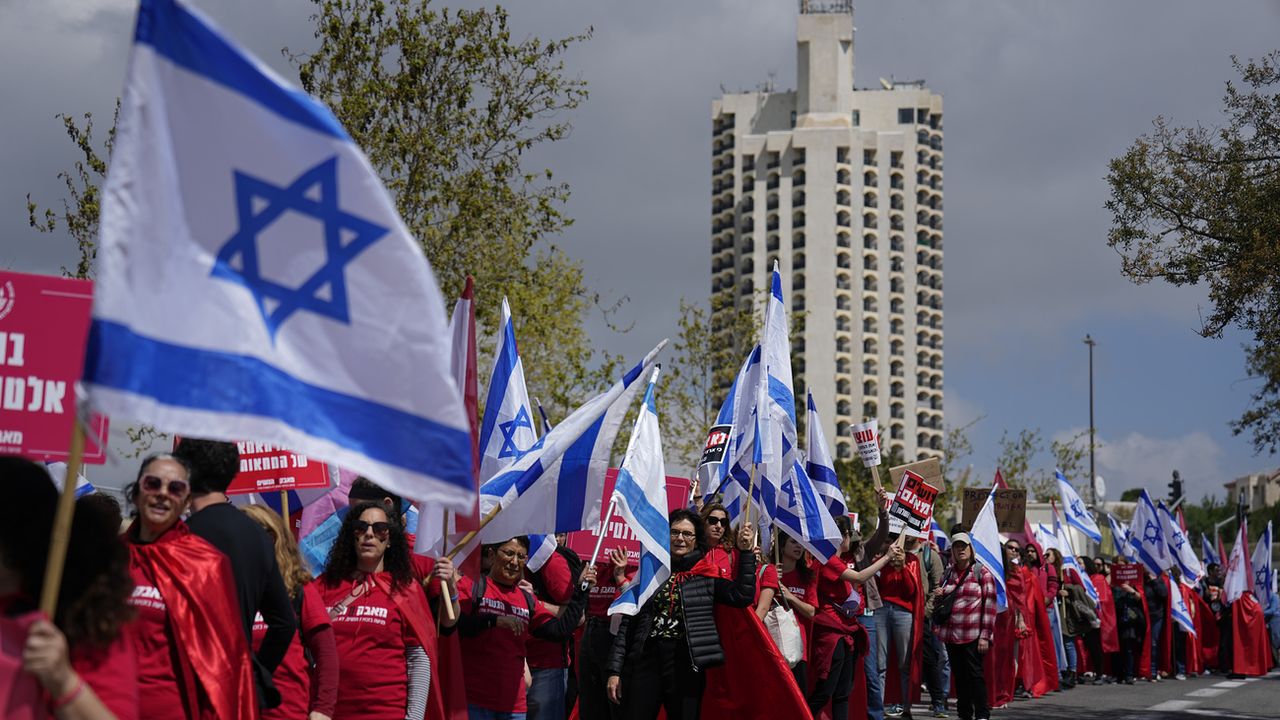 Des Israéliens protestent contre le plan de refonte judiciaire du Premier ministre Benjamin Netanyahu devant le parlement à Jérusalem. [Ariel Schalit - keystone]