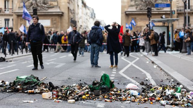 Les rues de Paris sont recouvertes de déchets en raison de la grève des éboueurs. [Telmo Pinto / NurPhoto / NurPhoto via AFP]