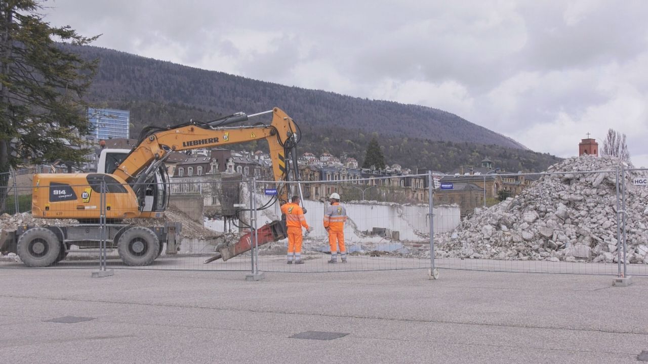 Le chantier des Jeunes-Rives à Neuchâtel partiellement arrêté à cause de l'amiante [Couleurs Locales - RTS]