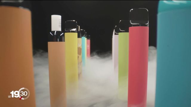 Addiction Suisse tire la sonnette d'alarme. Chez les élèves de 11 à 15 ans, la consommation d'e-cigarettes explose. [RTS]
