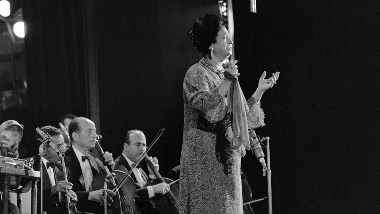 La chanteuse égyptienne Oum Kalthoum sur la scène de l'Olympia à Paris, le 14 novembre 1967. [AFP PHOTO STRINGER - AFP]