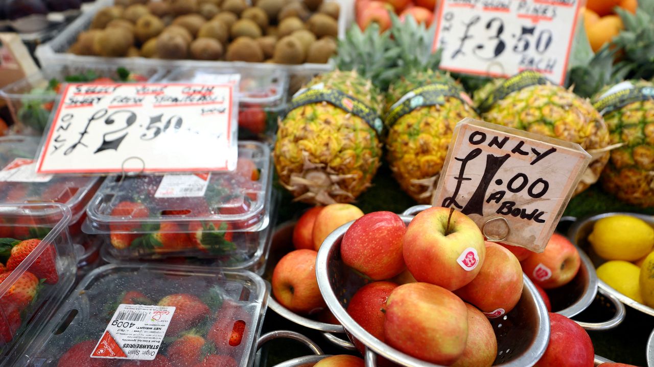 Les prix dans les magasins d'alimentation en Grande-Bretagne ont encore augmenté en mars, à un niveau record. [Hannah McKay - REUTERS]