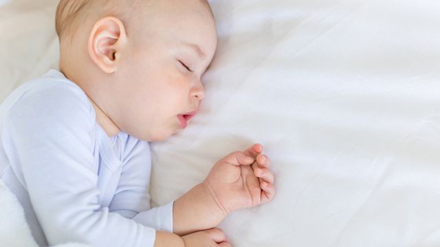 De nos jours, nous connaissons encore peu ce qui influence le sommeil des nourrissons, et quelles sont les répercussions sur le développement de leur cerveau. [LenaMiloslavskaya - Depositphotos]