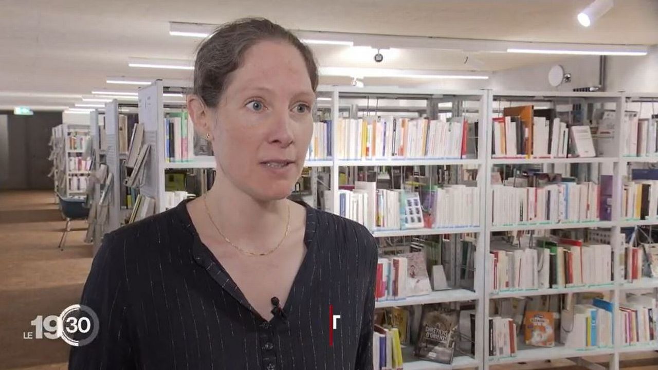 Depuis plusieurs mois, l’autrice romande Anne-Frédérique Rochat écrit un livre "facile à lire" avec des apprenants de l’association "Lire et Écrire". [RTS]