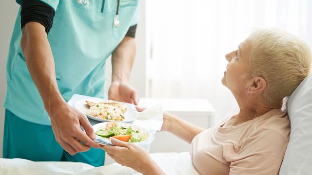 Une patiente hospitalisée reçoit un plateau repas. [svitlanahulko85.gmail.com - Depositphotos]