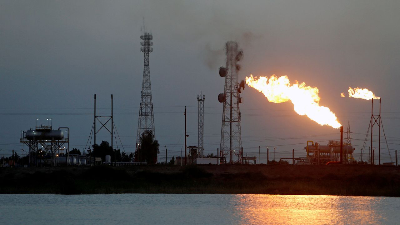 Les prix du pétrole rebondissent après l'annonce d'une diminution de la production. Ici un puits en Irak. [Essam Al-Sudani/File Photo/File Photo - REUTERS]