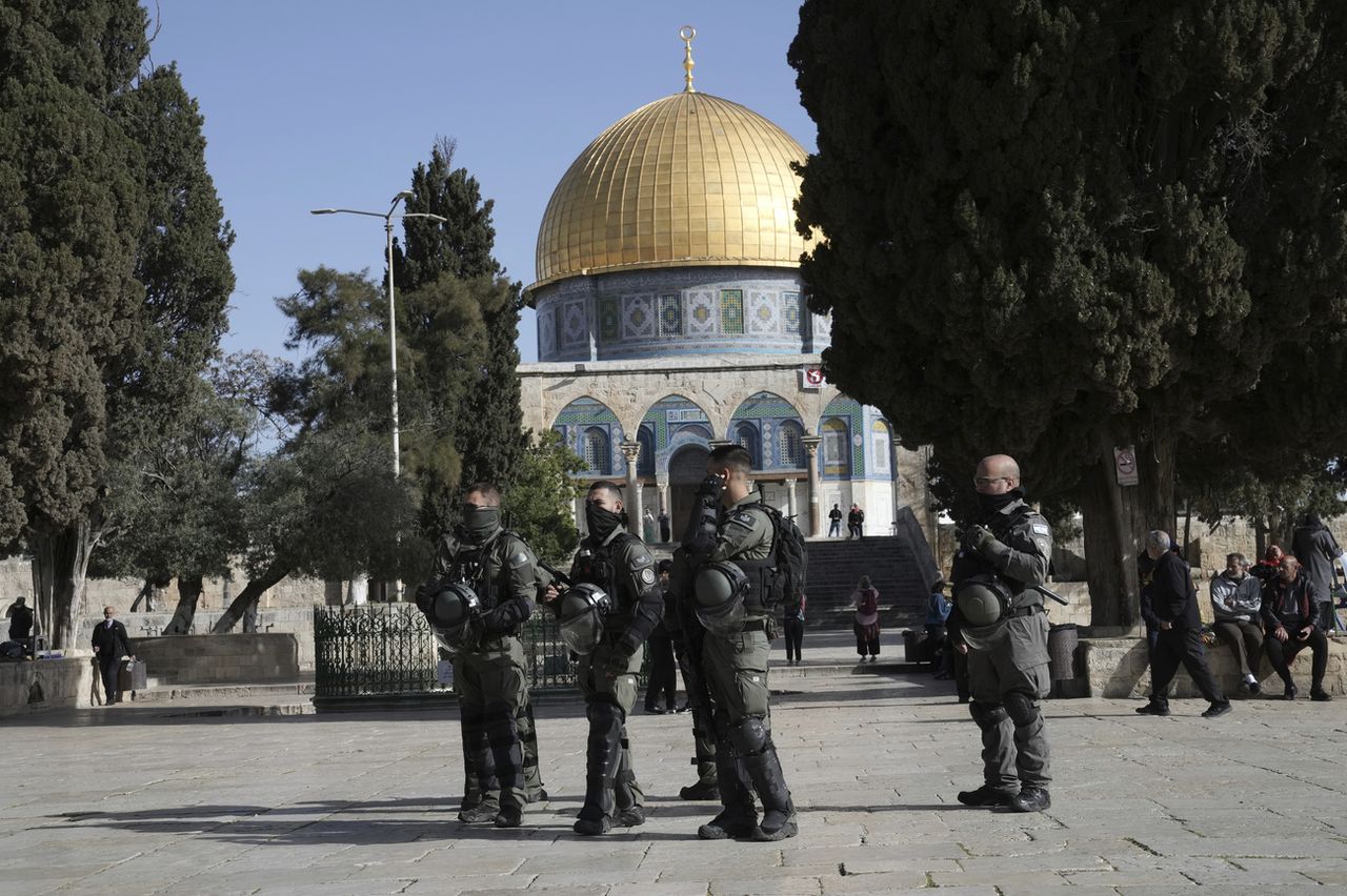 La police israélienne est déployée dans l'enceinte de la mosquée Al-Aqsa à Jérusalem le mercredi 5 avril 2023. [AP Photo/Mahmoud Illean - Keystone]